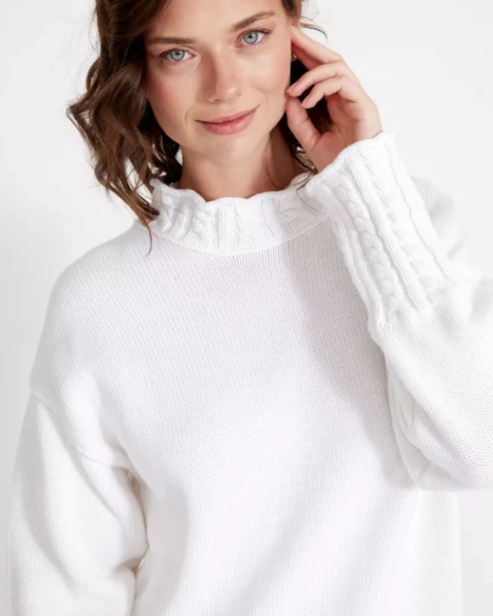 Holebrook Ester Turtle Neck White