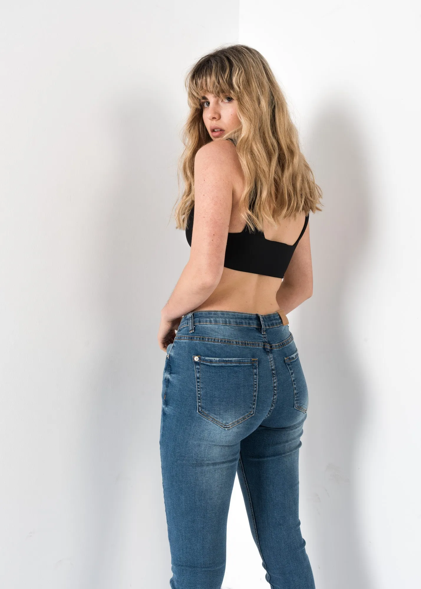 Jeans attillati a vita naturale