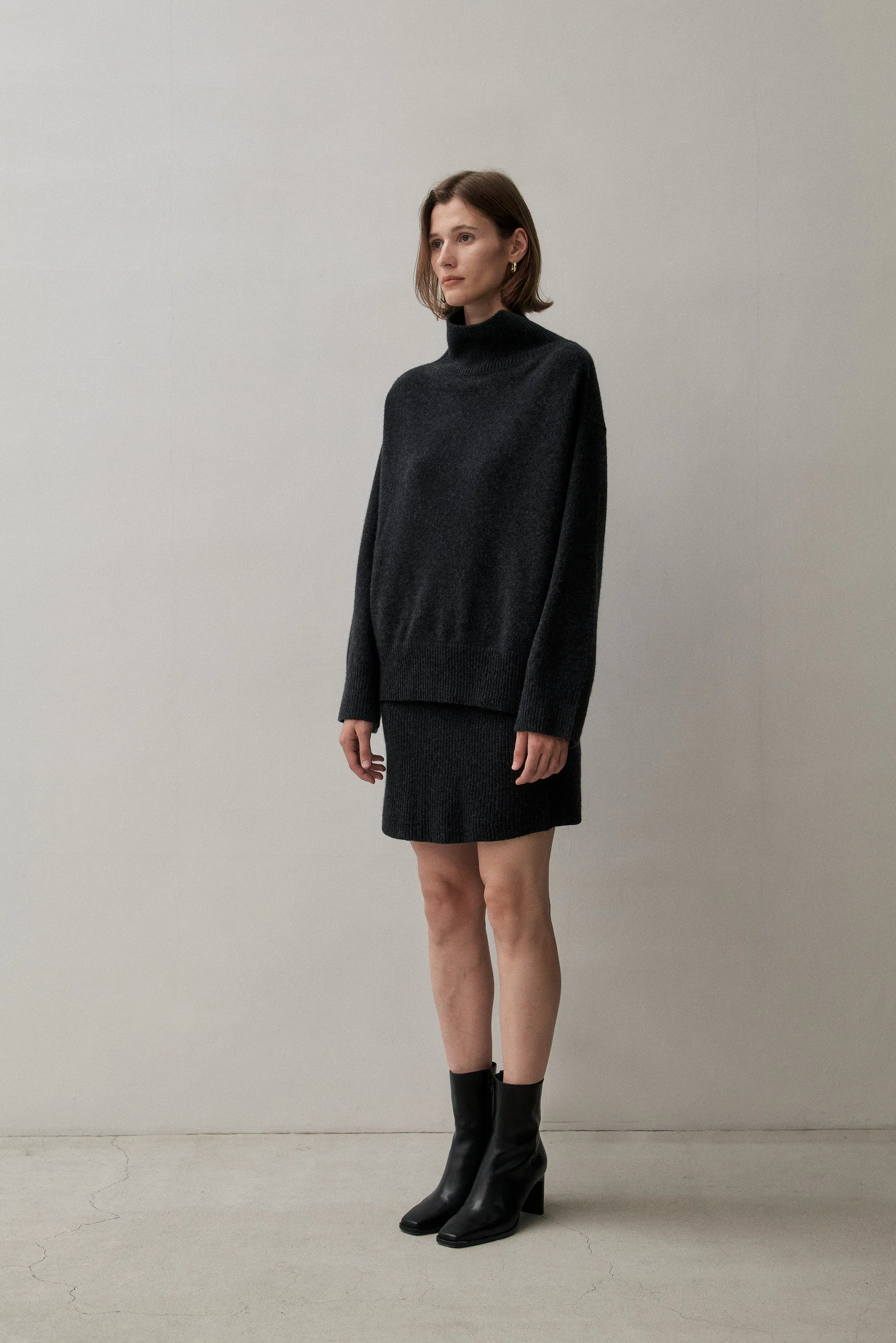 THE CLASSIC TURTLENECK - CHARCOAL